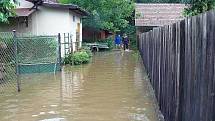 Voda zaplavila i Přestavlky. Děti měly radost z projížďky kánoí, lidé, kterým přívaly zaplavily zahrady a sklepy už tak nadšení nebyli.