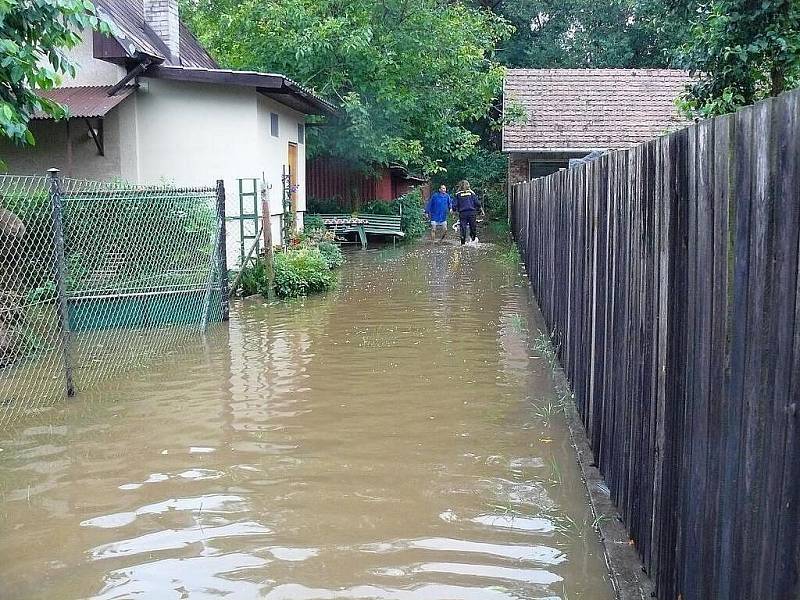 Voda zaplavila i Přestavlky. Děti měly radost z projížďky kánoí, lidé, kterým přívaly zaplavily zahrady a sklepy už tak nadšení nebyli.