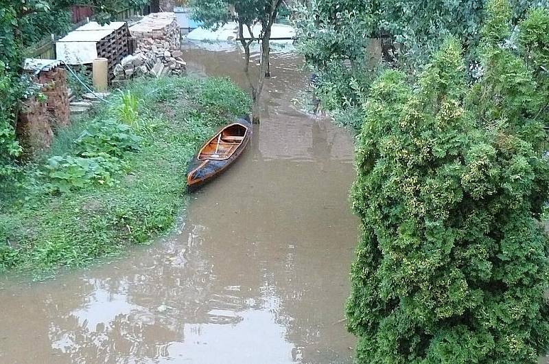 Voda zaplavila i Přestavlky. Děti měly radost z projížďky kánoí, lidé, kterým přívaly zaplavily zahrady a sklepy už tak nadšení nebyli.