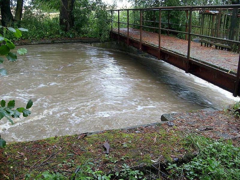 Voda zaplavila i Přestavlky. Děti měly radost z projížďky kánoí, lidé, kterým přívaly zaplavily zahrady a sklepy už tak nadšení nebyli.