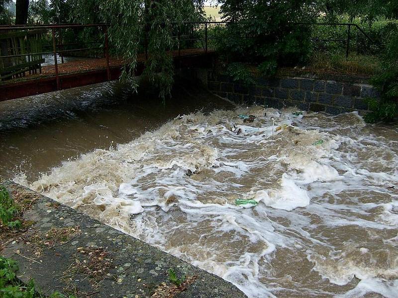 Voda zaplavila i Přestavlky. Děti měly radost z projížďky kánoí, lidé, kterým přívaly zaplavily zahrady a sklepy už tak nadšení nebyli.