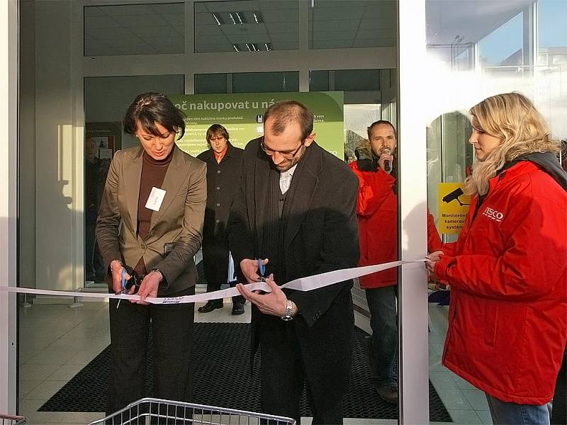 Otevření obchodního domu Tesco v Chrudimi.