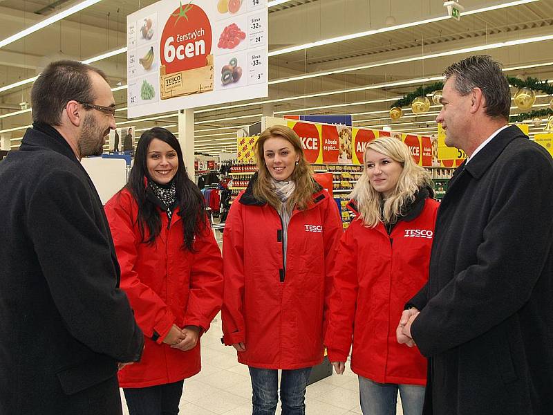 Otevření obchodního domu Tesco v Chrudimi.