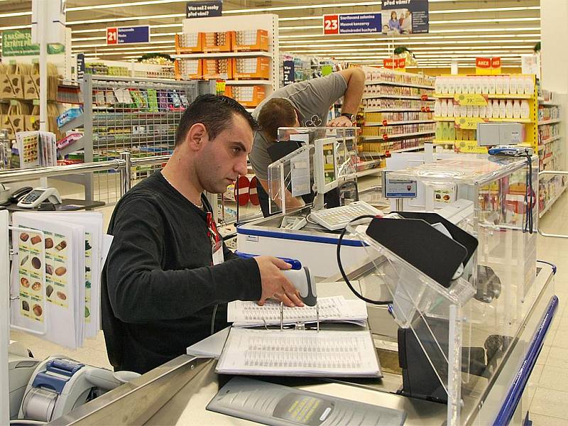 Otevření obchodního domu Tesco v Chrudimi.