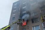 Hořelo v pátém patře domu. Jednotky hasičů provedly evakuaci všech osob, které se nacházely nad hořícím bytem.