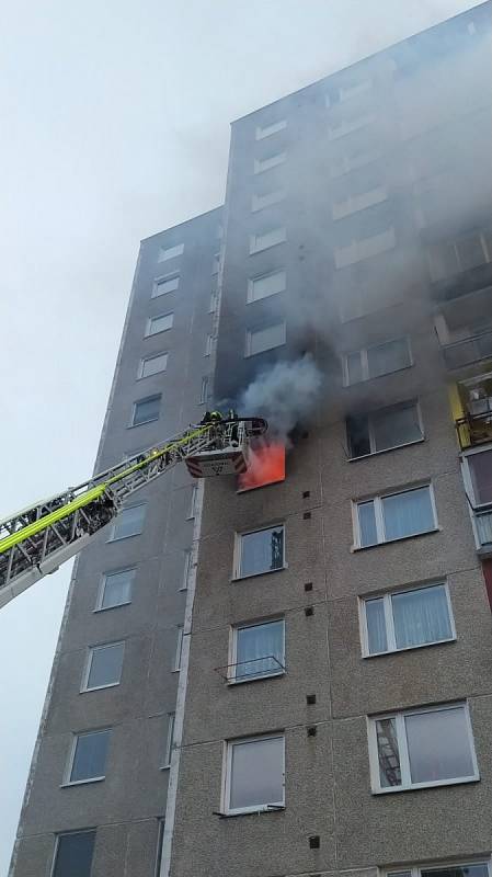 Hořelo v pátém patře domu. Jednotky hasičů provedly evakuaci všech osob, které se nacházely nad hořícím bytem.