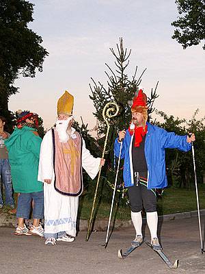 Oslavit Vánoce netradičně v létě 24. srpna se rozhodli obyvatelé obce Topol.