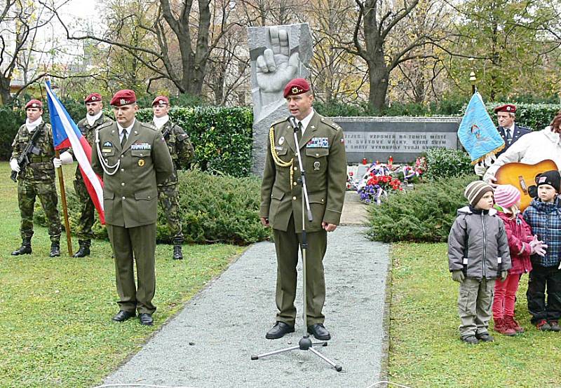 U pomníku Přísaha uctili Den veteránů.