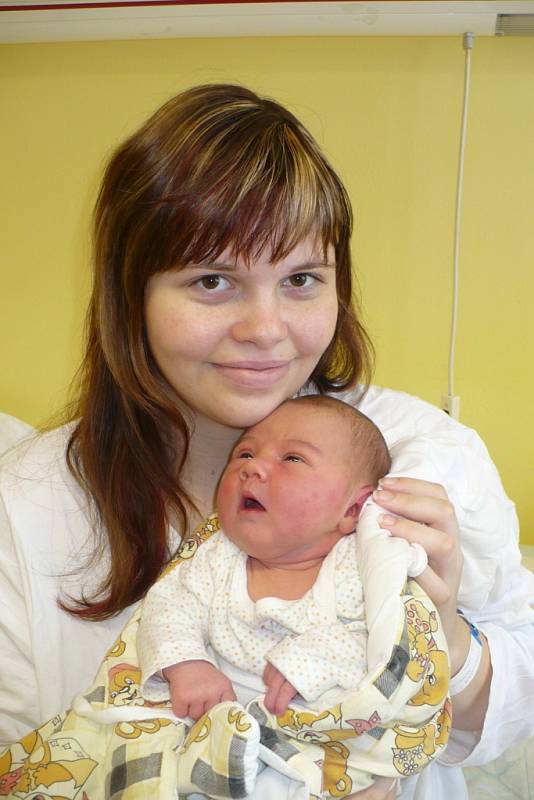 KAROLÍNA SCHUSTEROVÁ je jméno prvního miminka Michaely a Roberta Schusterových z Pardubic. Narodila se 21.12. v 15:32 s 3,82 kg a 50 cm.