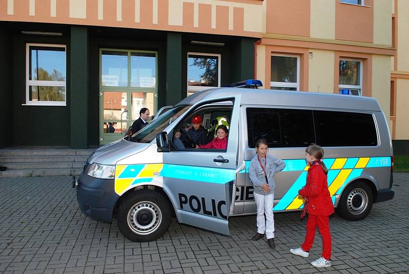 Žáci čtvrté třídy Základní školy v Prachovicích absolvovali besedu o bezpečnosti silničního provozu s pracovnicí BESIPu Ivanou Čejkovou.