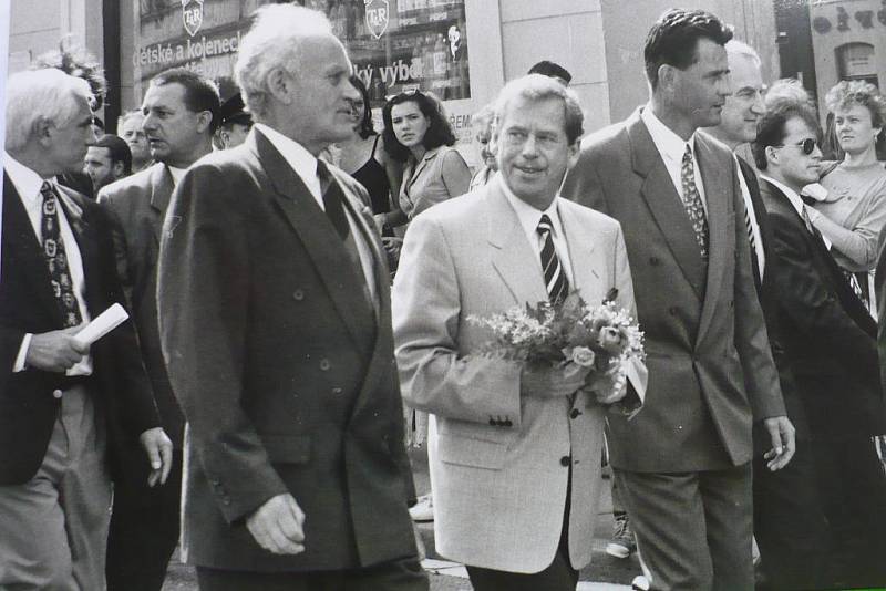 Václav Havel při návštěvě Chrudimi v roce 1996.