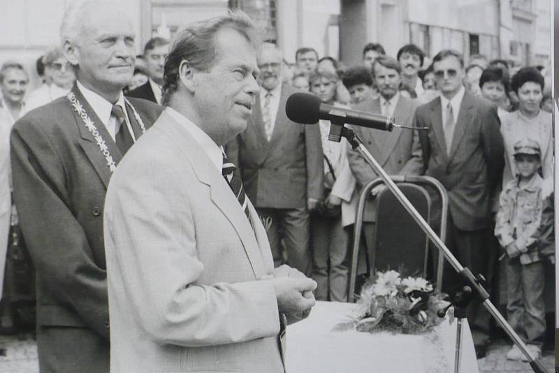 Václav Havel při návštěvě Chrudimi v roce 1996.