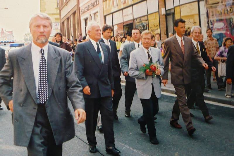 Václav Havel při návštěvě Chrudimi v roce 1996.