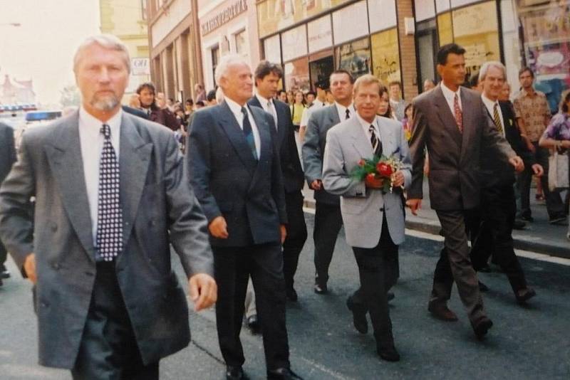 Václav Havel při návštěvě Chrudimi v roce 1996.