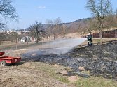 Hasiči musí na jaře pravidelně likvidovat požáry vzniklé při vypalování suché trávy.