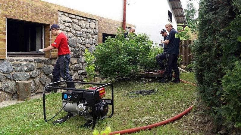 Chrudimští dobrovolní hasiči pomáhají v povodněmi postižených Štěchovicích u Prahy.