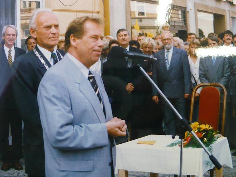 Václav Havel při návštěvě Chrudimi v roce 1996.