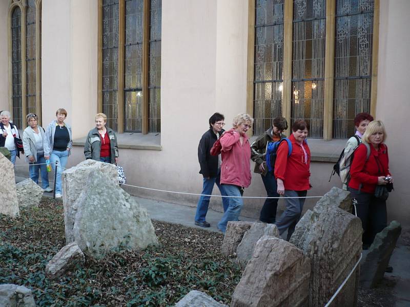 Turisté nejdříve navštívili Anežský klášter, kde zhlédli výstavu „Svatá Anežka Česká princezna a řeholnice“. Výprava se pak přemístila do Židovského muzea. Tady si turisté si prohlédli i budovu bývalé obřadní síně a márnice při Starém židovském hřbitově a