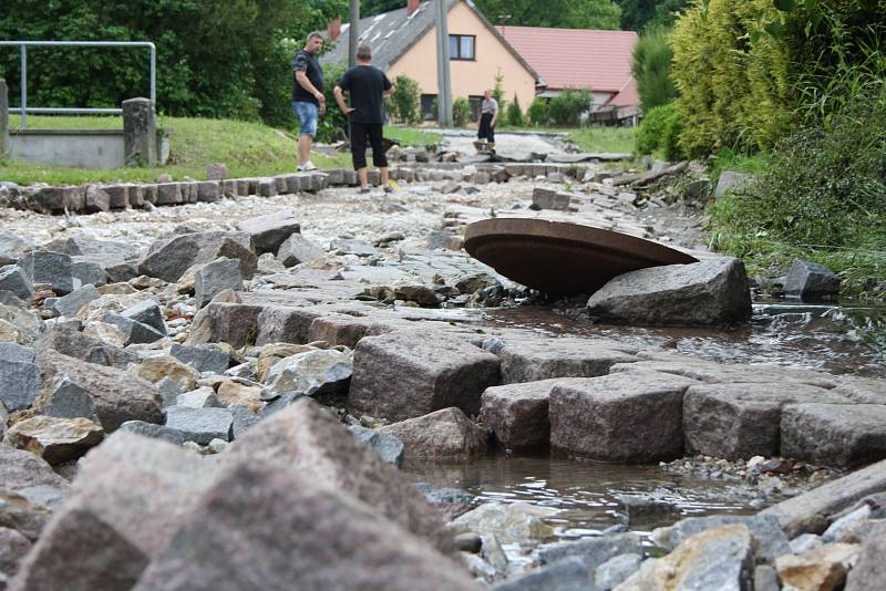 Vylitý a rozbouřený Podolský potok odnesl ve Vápenném Podolu celou silnici, vydlážděnou masivními žulovými kostkami. Místy proud během chvíle vyhloubil až metrové koryto. Vytopil rovněž dva domy.