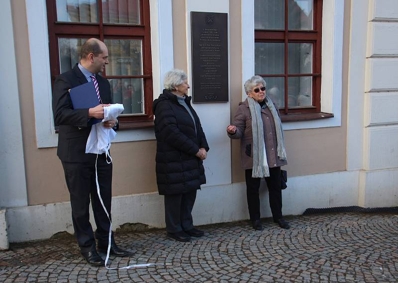 Ze slavnostního odhalení a následné besedy.