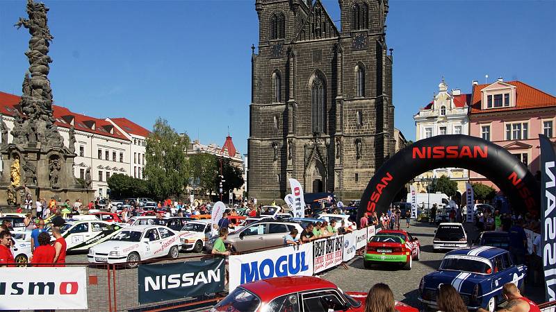 Představení posádek 12. ročníku Rallye Železné hory na chrudimském Resselově náměstí.