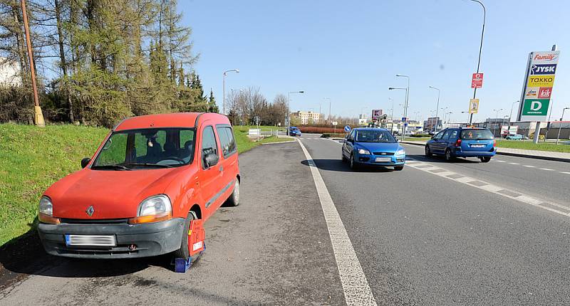 Automobil odstavený u silnice směrem ke Kauflandu v Chrudimi.