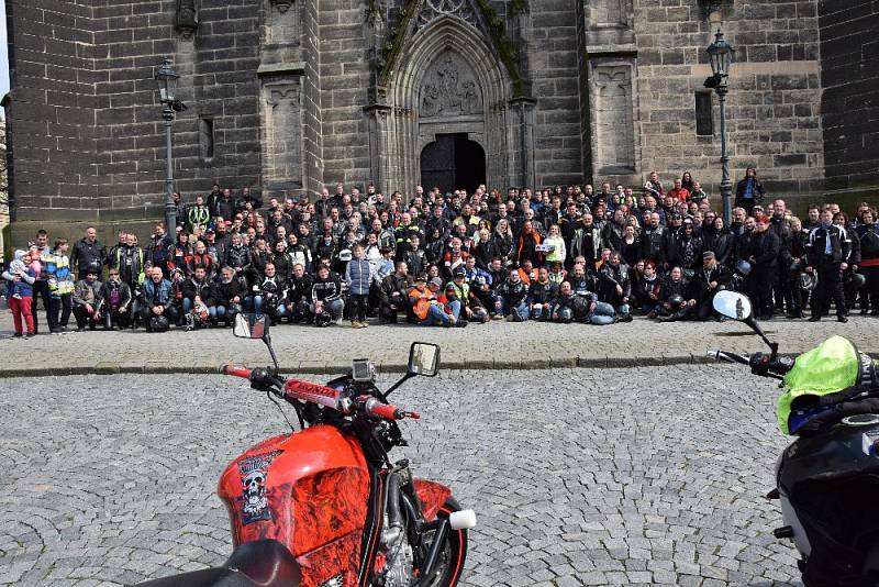 Zahájení sezony v podání motorkářů.