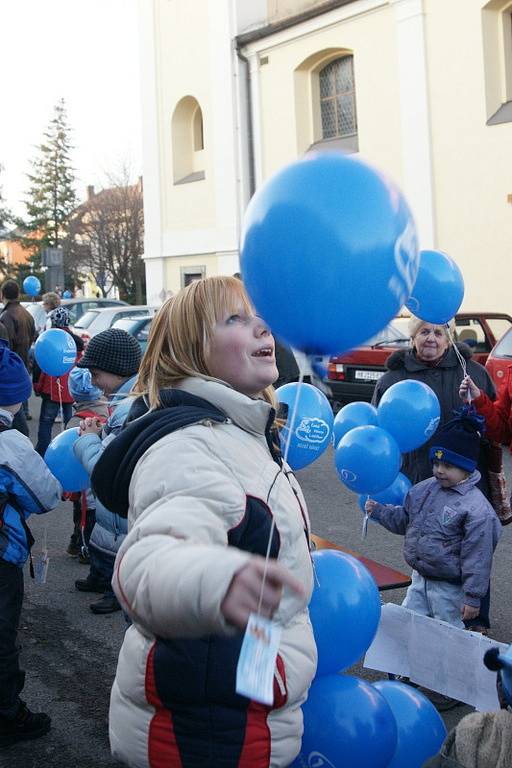 Balónky se vzkazy Ježíškovi pouštěli i na chrasteckém náměstí.