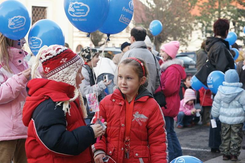 Balónky se vzkazy Ježíškovi pouštěli i na chrasteckém náměstí.