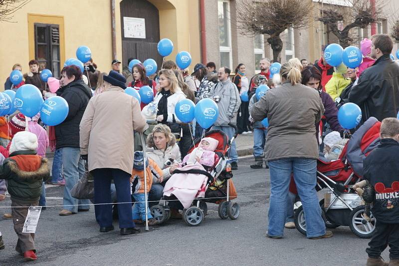 Balónky se vzkazy Ježíškovi pouštěli i na chrasteckém náměstí.