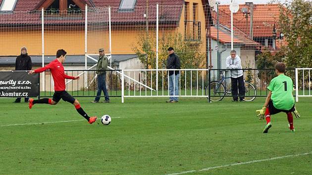 Fotbalisté MFK Chrudim porazili ve východočeském derby Převýšov 2:0.
