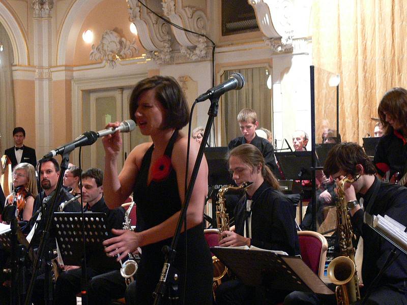 Big band Kyx Orchestra spolu s Komorní filharmonií Pardubice zahrál nejslavnější melodie z filmů Jamese Bonda. 