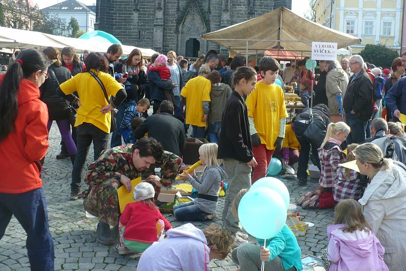 Včelařský jarmark na Resselově náměstí v Chrudimi.