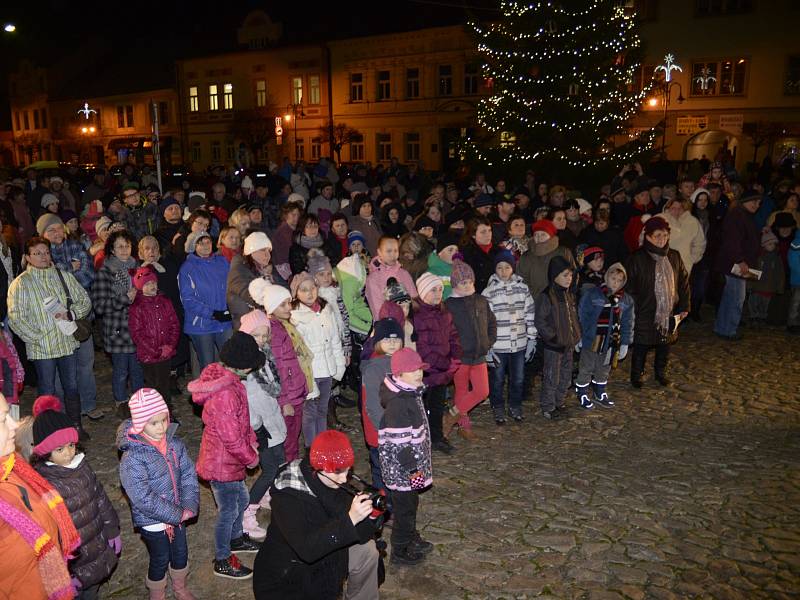 Česko zpívá koledy 2014 na náměstí v Heřmanově Městci.