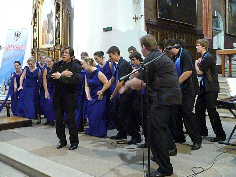 Koncert sboru Belcanto z JAR úplně uchvátil návštěvníky kostela. Africké i jiné rytmy zaujaly každého.