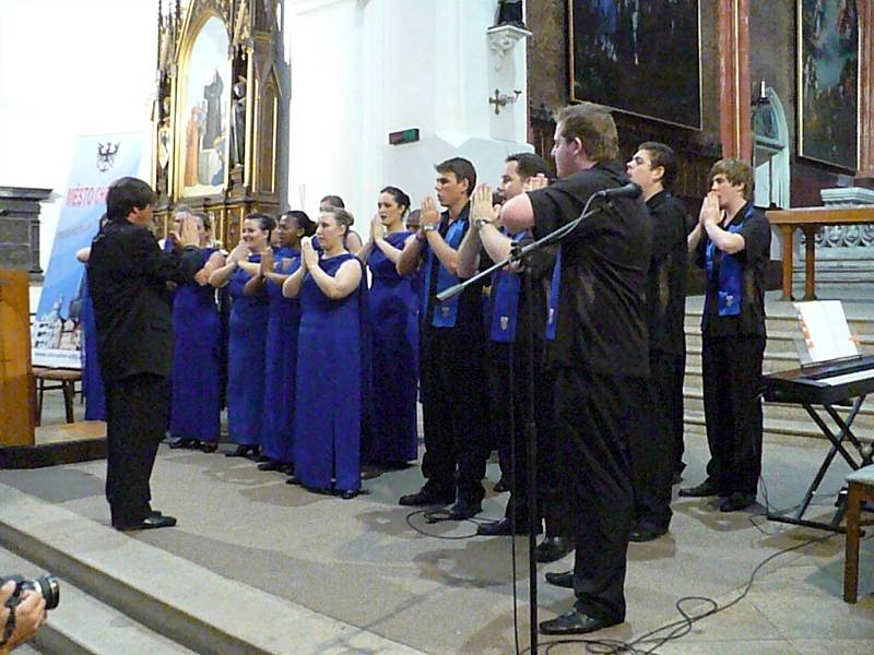 Koncert sboru Belcanto z JAR úplně uchvátil návštěvníky kostela. Africké i jiné rytmy zaujaly každého.