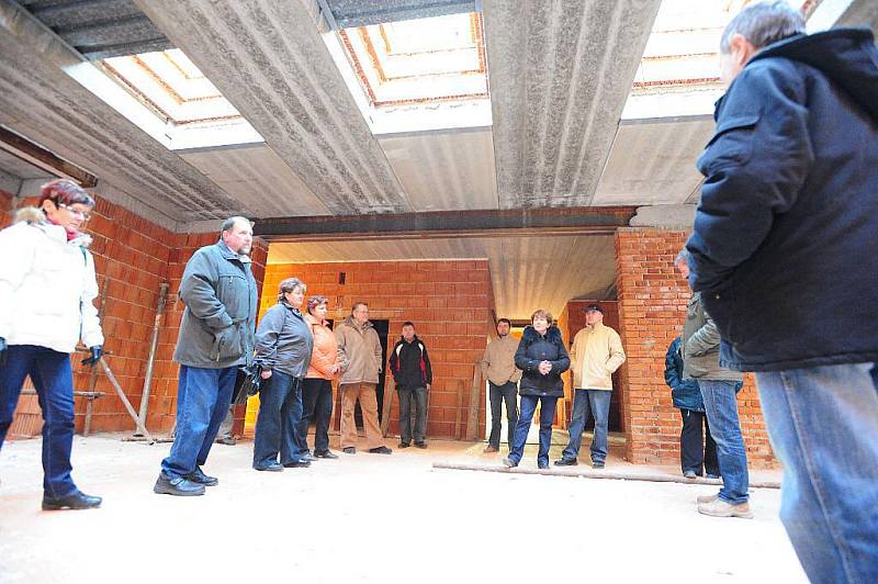 Chrudimští zastupité vyrazili na obhlídku staveniště soukromého Lůžkového a sociálního centra na místě bývalého chrudimského pivovaru. 