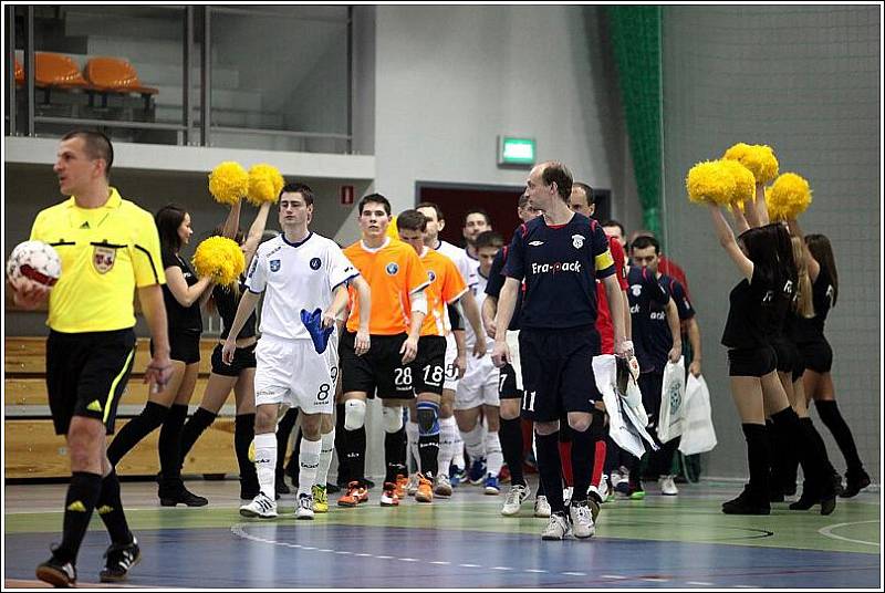 V Olešnici, pro kterou je futsal novým sportem, bylo utkání polského mistra Akademie Pniewy s jeho českým kolegou Era–Packem Chrudim (3:3) velkou atrakcí.