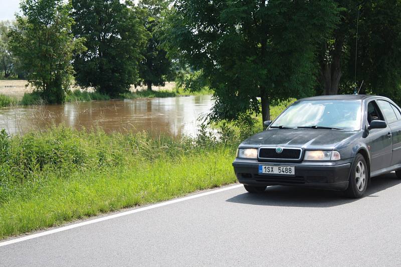 U Úhřetic kulminovala Novohradka v noci, během dopoledne poklesla hladina o pár centimetrů. Řeka nenapáchala téměř žádné škody, při minulých povodních bylo mnohem hůř