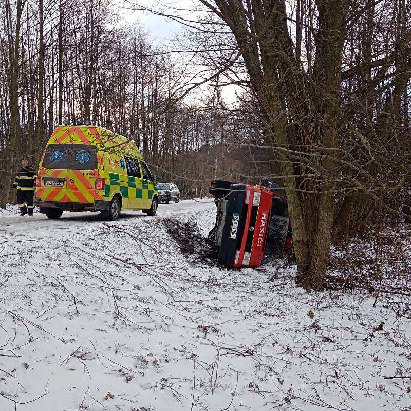 Ve čtvrtek odpoledne havarovali u Rané na Chrudimsku hasiči.