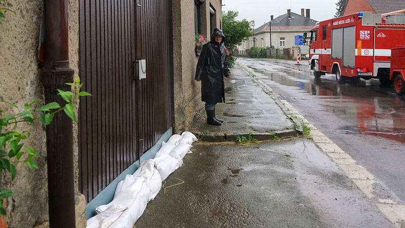 V Luži budují provizorní protipovodňové zábrany pomocí pytlů z pískem.