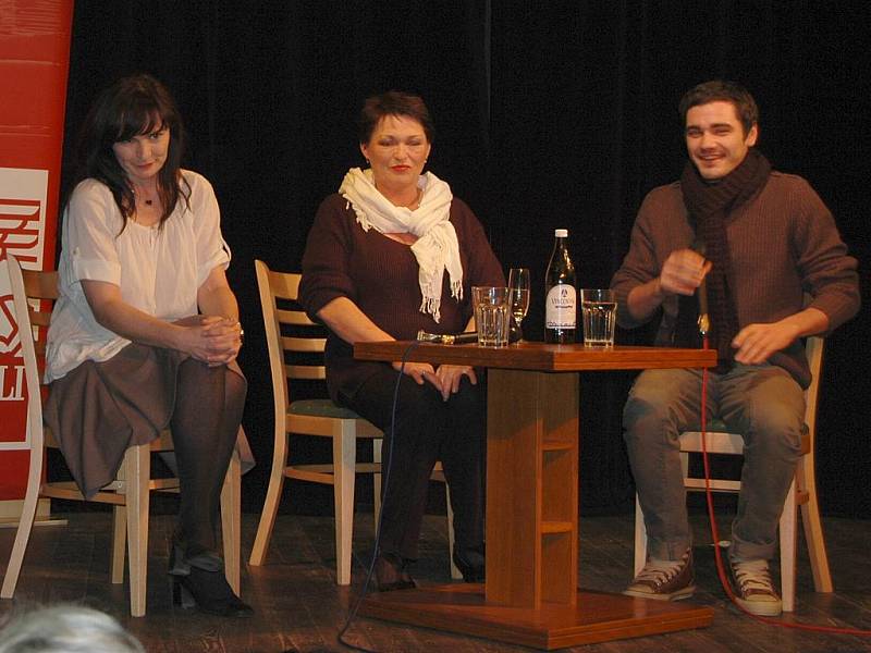 Představení s Valerií Zawadskou a Vojtou Kotkem potěšilo v Divadle Karla Pippicha nejednoho diváka.