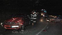 Při nehodě u Seče na Chrudimsku byli zraněni čtyři lidé. v katastru obce Bojanov po průjezdu pravotočivé zatáčky dostal s vozidlem Škoda Favorit smyk 19letý řidič z Hlinska. Přejel s vozidlem do protisměru, kde levým bokem narazil do vozu zn. Daewoo. 
