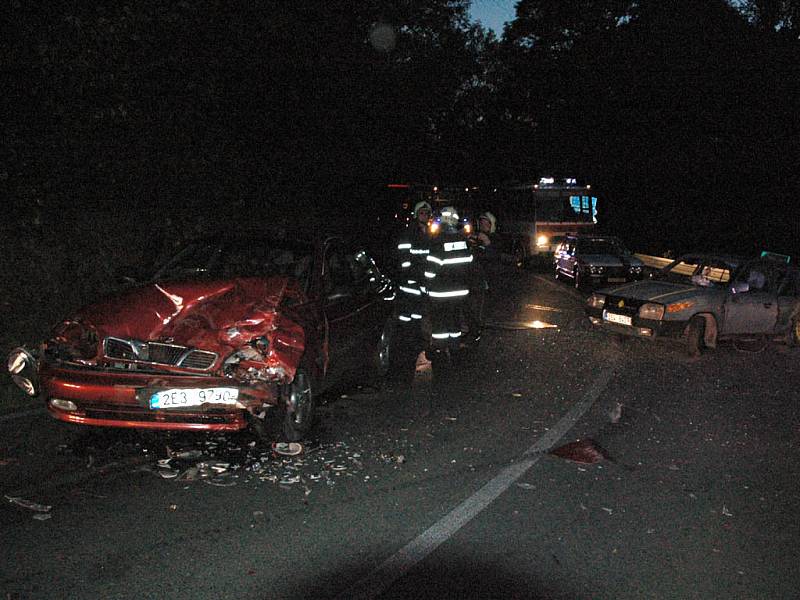 Při nehodě u Seče na Chrudimsku byli zraněni čtyři lidé. v katastru obce Bojanov po průjezdu pravotočivé zatáčky dostal s vozidlem Škoda Favorit smyk 19letý řidič z Hlinska. Přejel s vozidlem do protisměru, kde levým bokem narazil do vozu zn. Daewoo. 