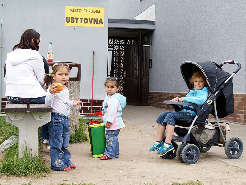 DĚTI ŽIJÍCÍ V UBYTOVNĚ mají zažitý řád, který v domě panuje. Jsou dobře vychované a každého hezky pozdraví. 