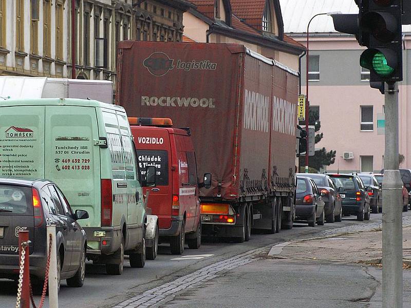 Kolabující doprava v Chrudimi každodenně zkouší nervy a trpělivost řidičů.