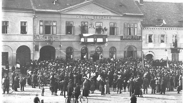 SPOKUL uspořádá k výročí výstavu, na které budou představeny staré promítačky i historické dokumenty.