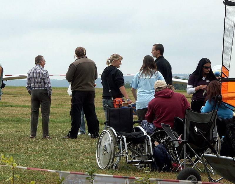 Tělesně postižení si mohli na skutečském letišti díky skvěle zorganizované akci vyzkoušet, jak se létá bez bariér