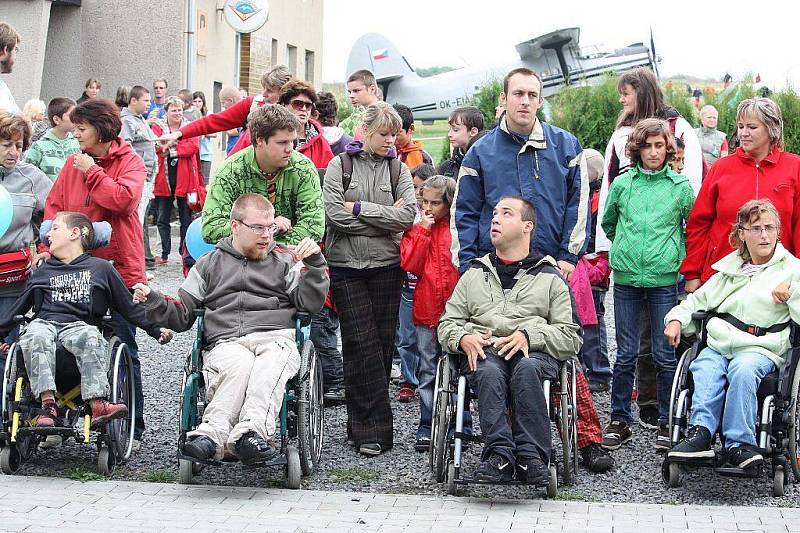 Tělesně postižení si mohli na skutečském letišti díky skvěle zorganizované akci vyzkoušet, jak se létá bez bariér