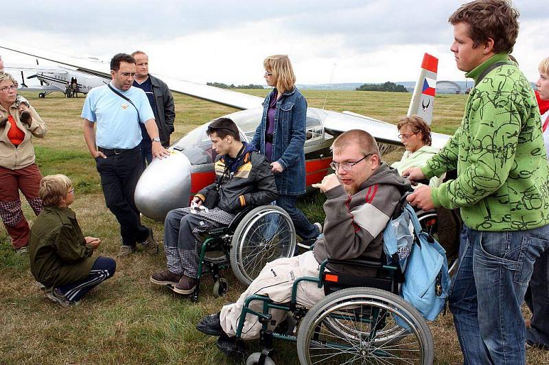 Tělesně postižení si mohli na skutečském letišti díky skvěle zorganizované akci vyzkoušet, jak se létá bez bariér